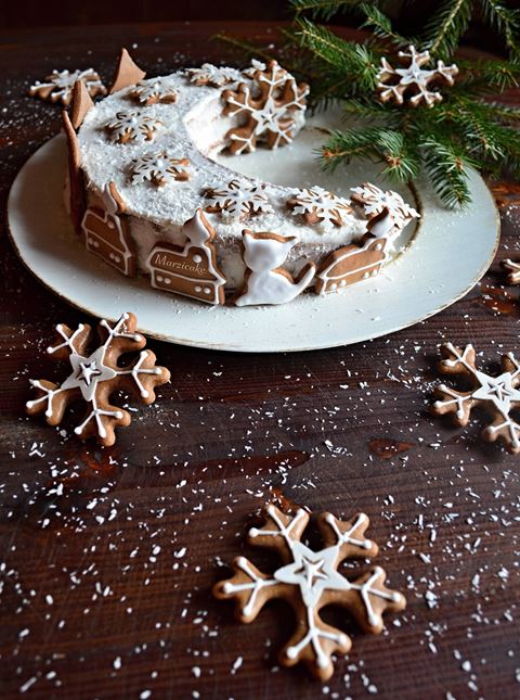 recipe image Vianočný jogurtový mesiac s kokosom a perníčkami