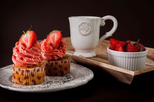 recipe image Citrónovo-makové cupcakes s jahodovým krémom plnené domácou marmeládou